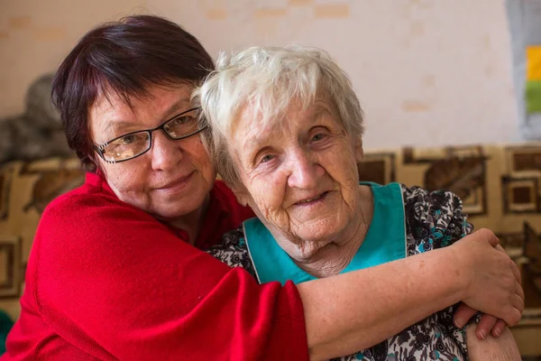 Portret Van Oudere Vrouw Met Haar Volwassen Dochter Knuffelen Bank — Stockfoto