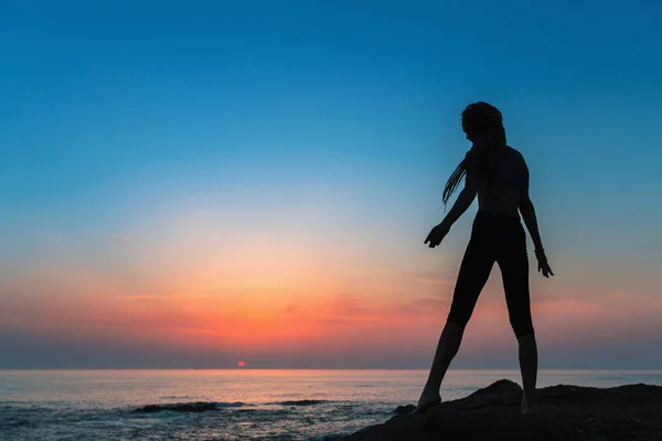 Elastyczne Dziewczyna Silhouette Brzegu Morza Podczas Zmierzchu — Zdjęcie stockowe