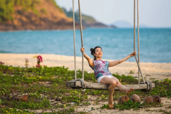 Uma Jovem Mulher Mista Balançando Balanço Madeira Uma Praia Tropical — Fotografia de Stock