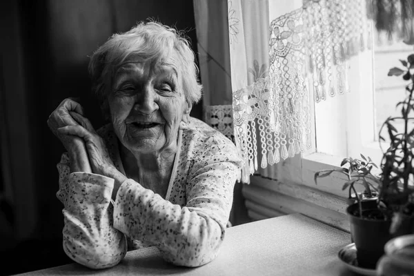 Idős Asszony Otthonában Fekete Fehér Portré — Stock Fotó