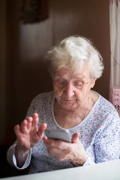 Ηλικιωμένη Γυναίκα Ένα Smartphone Στα Χέρια Της — Φωτογραφία Αρχείου