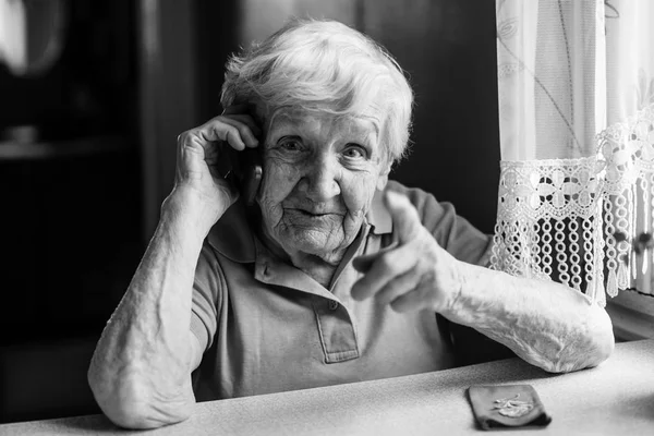 Una Anciana Habla Por Teléfono Móvil Retrato Blanco Negro —  Fotos de Stock