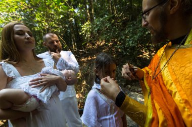Koh Chang, Tayland - 10 Mar 2018: Sırasında vaftiz - manevi doğum Hıristiyan ayini. Tayland'da şu anda 10 Ortodoks yerleşim birimleri, Ortodoks nüfus %0,002 tarafından uygulanmaktadır.