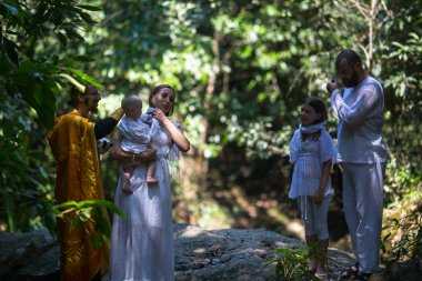 Koh Chang, Tayland - 10 Mar 2018: Hıristiyan ayini manevi doğum - vaftiz sırasında. Tayland'da şu anda 10 Ortodoks yerleşim birimleri, Ortodoks nüfus %0,002 tarafından uygulanmaktadır.