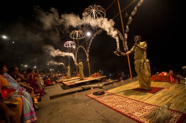 Varanasi, Hindistan - 15 Mar 2018: Bir grup rahip Agni Pooja gerçekleştirmek (Sanskritçe: ibadet of Fire) üzerinde Dashashwamedh Ghat - ana ve en eski ghat Varanasi, Ganj bulunan..