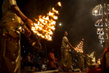 Varanasi, Hindistan - 23 Mar 2018: Hindu rahip Agni Pooja gerçekleştirmek (Sanskritçe: ibadet of Fire) üzerinde Dashashwamedh Ghat - ana ve en eski ghat Varanasi, Ganj bulunan..