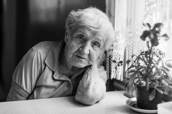 Portrait Femme Âgée Dans Cuisine — Photo