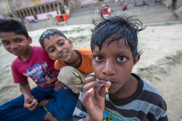 Varanasi India Marzo 2018 Niños Calle Indios Identificados Orillas Del —  Fotos de Stock