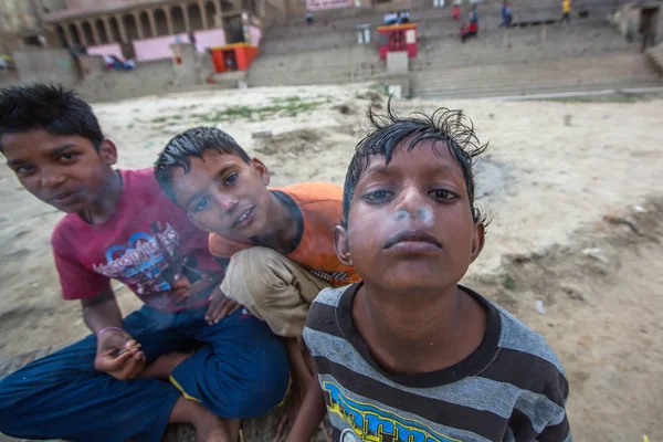 Varanasi India Marzo 2018 Niños Calle Indios Identificados Orillas Del —  Fotos de Stock