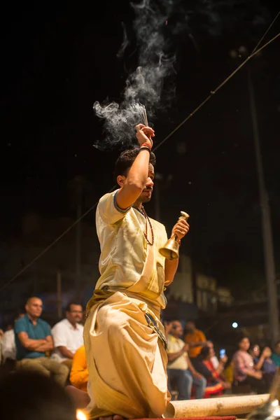 Varanasi Indien März 2018 Hindu Priester Verrichten Agni Pooja Sanskrit — Stockfoto