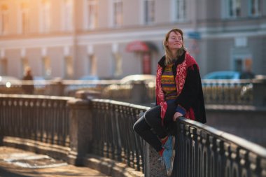 St. Petersburg sokakları fotoğraf oturumunda genç kız.
