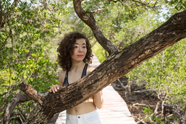 Belle Femme Métissée Dans Forêt Mangroves — Photo