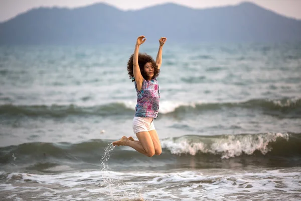 海のビーチでジャンプの女の子 — ストック写真