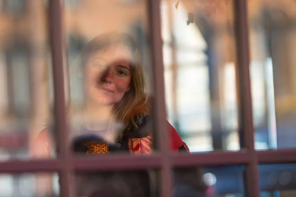 Ung Flicka Stående Genom Glas Med Bländning Gatan — Stockfoto
