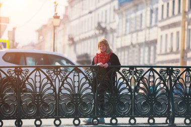 Kamera için güzel kız komik palyaçoluk kanal dolgu St Petersburg korkuluk yakınındaki