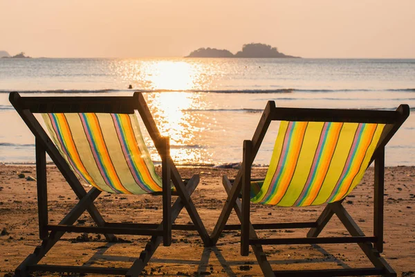 Gün batımında deniz kenarında şezlong.