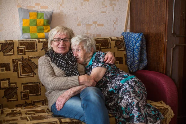 Oudere Vrouw Met Haar Volwassen Dochter Zijn Huis Zittend Bank — Stockfoto