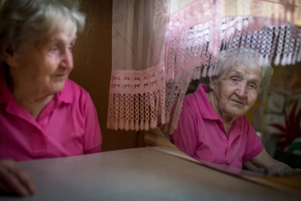Starší Žena Dívá Svůj Odraz Zrcadle — Stock fotografie