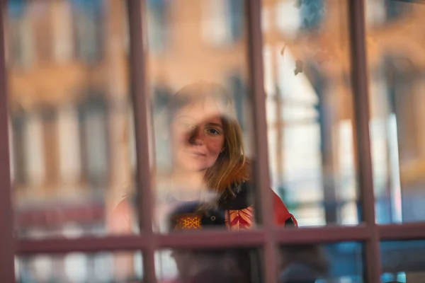 Retrato Uma Menina Bonita Através Janela Vidro Com Brilho Reflexos — Fotografia de Stock