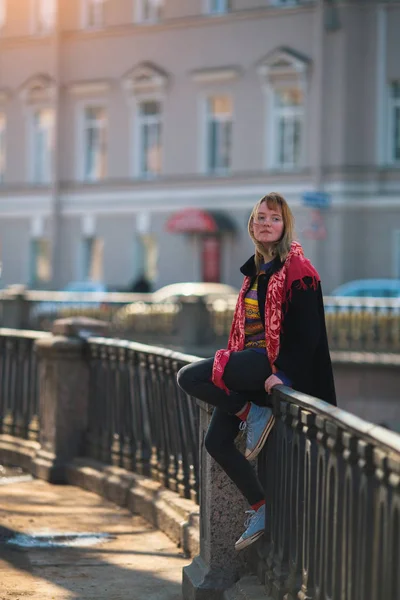 Mooi Meisje Zit Leuning Van Embankment Kanaal Sint Petersburg — Stockfoto