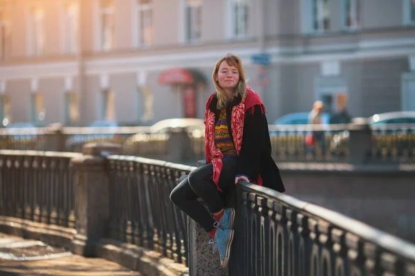 Uma Menina Bonita Senta Corrimão Dique Canal São Petersburgo — Fotografia de Stock