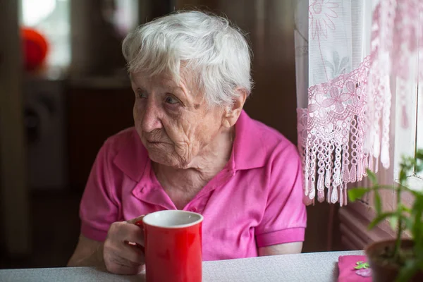 Oudere Vrouw Met Thee Mok Keuken — Stockfoto