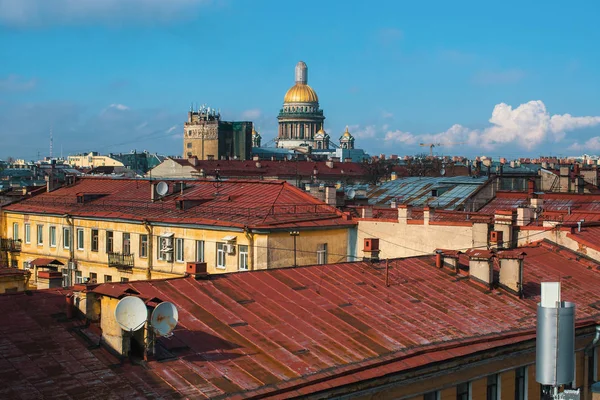 Petersburg Kazan Katedrali Içinde Belgili Tanımlık Geçmiş Ile Evlerin Çatıları — Stok fotoğraf