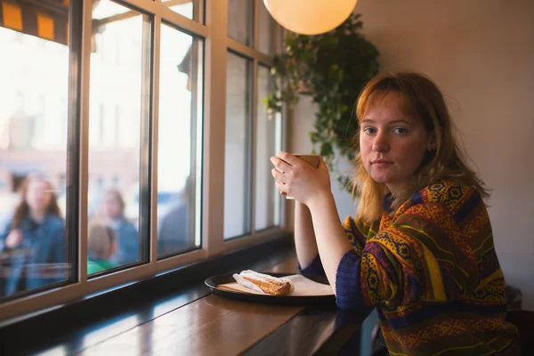 Pencerenin Yakınındaki Bir Kafede Oturan Kız — Stok fotoğraf