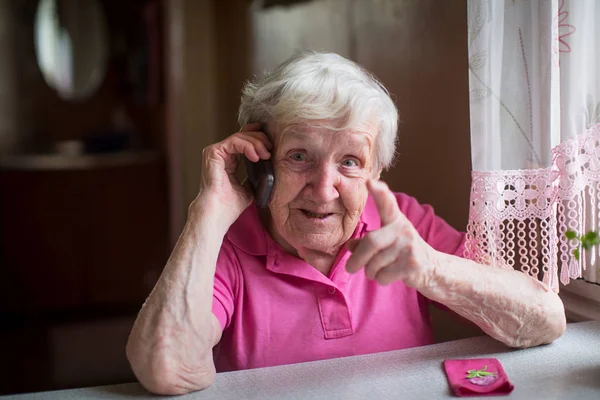 Anciana Habla Emocionalmente Teléfono Móvil —  Fotos de Stock