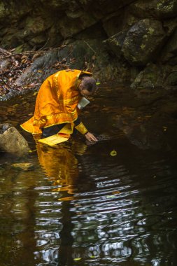 Koh Chang, Tayland - 9 Mar 2018: Ortodoks rahip manevi doğum - vaftiz ayini sırasında. Tayland'da şu anda 10 Ortodoks yerleşim birimleri, Ortodoks nüfus %0,002 tarafından uygulanmaktadır.