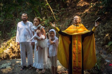 Koh Chang, Tayland - 10 Mar 2018: Hıristiyan ayini manevi doğum - vaftiz sırasında. Tayland'da şu anda 10 Ortodoks yerleşim birimleri, Ortodoks nüfus %0,002 tarafından uygulanmaktadır.