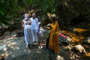 Koh Chang, Tayland - 10 Mar 2018: Hıristiyan ayini manevi doğum - vaftiz sırasında. Tayland'da şu anda 10 Ortodoks yerleşim birimleri, Ortodoks nüfus %0,002 tarafından uygulanmaktadır.