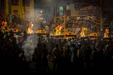 Varanasi, Hindistan - 13 Mar 2018: Bir grup rahip Agni Pooja gerçekleştirmek (Sanskritçe: ibadet of Fire) üzerinde Dashashwamedh Ghat - ana ve en eski ghat Varanasi, Ganj bulunan..