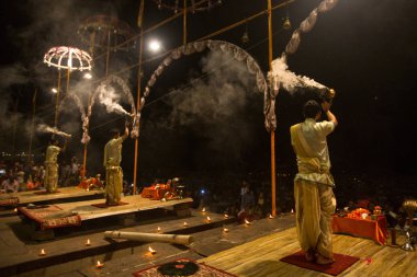 Varanasi, Hindistan - 15 Mar 2018: Bir grup rahip Agni Pooja gerçekleştirmek (Sanskritçe: ibadet of Fire) üzerinde Dashashwamedh Ghat - ana ve en eski ghat Varanasi, Ganj bulunan..