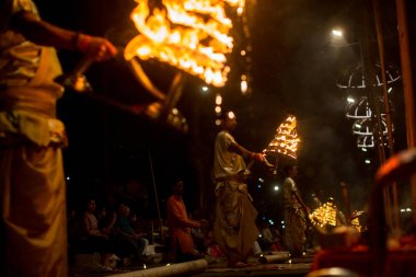 Varanasi, Hindistan - 23 Mar 2018: Hindu rahip Agni Pooja gerçekleştirmek (Sanskritçe: ibadet of Fire) üzerinde Dashashwamedh Ghat - ana ve en eski ghat Varanasi, Ganj bulunan..