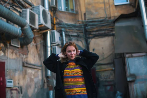 Eski Merkezi St Petersburg avlularında bulunan kız.