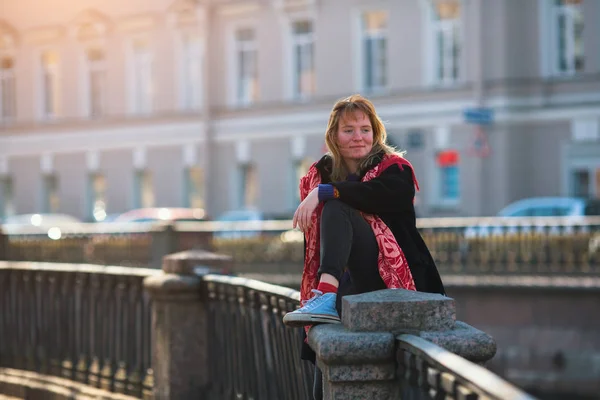 Chica Bonita Sienta Barandilla Del Terraplén Del Canal San Petersburgo —  Fotos de Stock