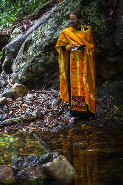Koh Chang, Tayland - 9 Mar 2018: Ortodoks rahip manevi doğum - vaftiz ayini sırasında. Tayland'da şu anda 10 Ortodoks yerleşim birimleri, Ortodoks nüfus %0,002 tarafından uygulanmaktadır.