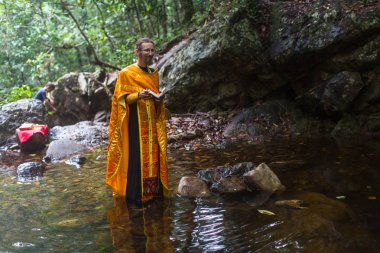 Koh Chang, Tayland - 9 Mar 2018: Ortodoks rahip manevi doğum - vaftiz ayini sırasında. Tayland'da şu anda 10 Ortodoks yerleşim birimleri, Ortodoks nüfus %0,002 tarafından uygulanmaktadır.
