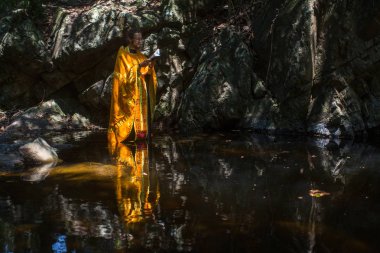 Koh Chang, Tayland - 10 Mar 2018: Hıristiyan ayini manevi doğum - vaftiz sırasında. Tayland'da şu anda 10 Ortodoks yerleşim birimleri, Ortodoks nüfus %0,002 tarafından uygulanmaktadır.