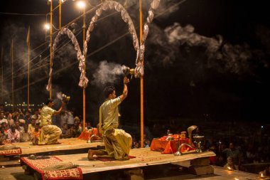Varanasi, Hindistan - 15 Mar 2018: Bir grup rahip Agni Pooja gerçekleştirmek (Sanskritçe: ibadet of Fire) üzerinde Dashashwamedh Ghat - ana ve en eski ghat Varanasi, Ganj bulunan..