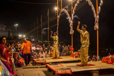 Varanasi, Hindistan - 15 Mar 2018: Bir grup rahip Agni Pooja gerçekleştirmek (Sanskritçe: ibadet of Fire) üzerinde Dashashwamedh Ghat - ana ve en eski ghat Varanasi, Ganj bulunan..
