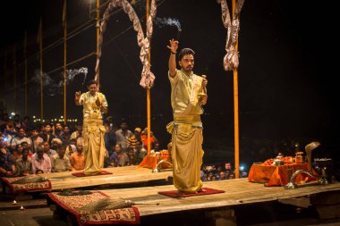 Varanasi, Hindistan - 15 Mar 2018: Bir grup rahip Agni Pooja gerçekleştirmek (Sanskritçe: ibadet of Fire) üzerinde Dashashwamedh Ghat - ana ve en eski ghat Varanasi, Ganj bulunan..