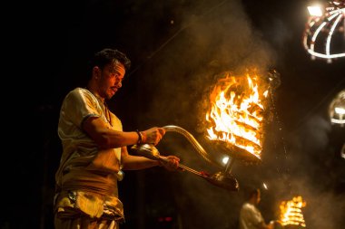 Varanasi, Hindistan - 23 Mar 2018: Hindu rahip Agni Pooja gerçekleştirmek (Sanskritçe: ibadet of Fire) üzerinde Dashashwamedh Ghat - ana ve en eski ghat Varanasi, Ganj bulunan..