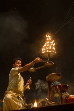 Varanasi, Hindistan - 23 Mar 2018: Hindu rahip Agni Pooja gerçekleştirmek (Sanskritçe: ibadet of Fire) üzerinde Dashashwamedh Ghat - ana ve en eski ghat Varanasi, Ganj bulunan..
