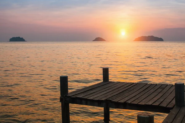 Trä Pontoner Havet Kusten Solnedgången — Stockfoto