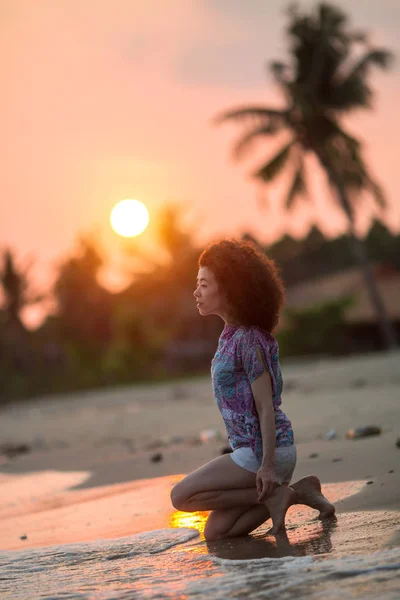 Jeune Femme Métisse Agenouillée Sur Une Plage Tropicale Pendant Coucher — Photo