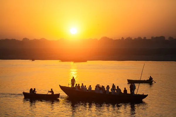 Silhouette Barche Con Pellegrini Durante Tramonto Sul Fiume Santo Gange — Foto Stock