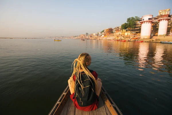 Jeune Voyageuse Sur Bateau Glisse Dans Eau Sur Rivière Ganges — Photo