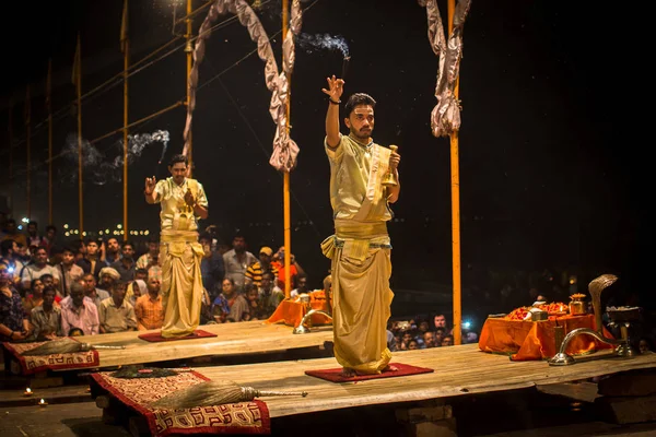 バラナシ インド 2018 司祭のグループがアグニ プージャを行う サンスクリット語 火の崇拝 Dashashwamedh ガート バラナシのメインと最古のガートがガンジス川にあります — ストック写真